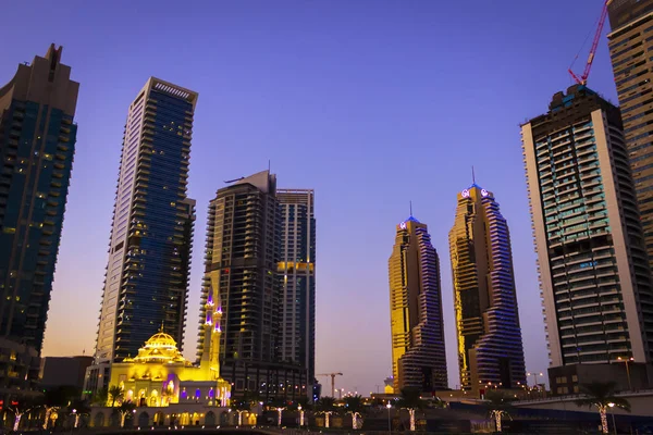 Tarde zona de gran altura de Dubai — Foto de Stock