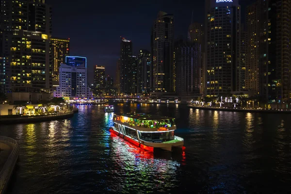 Dubai Marina 'da turist teknesi — Stok fotoğraf