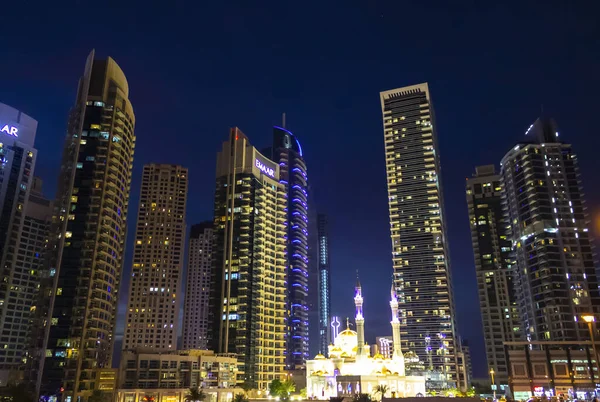 Dubai 'nin akşam yüksek katlı alanı — Stok fotoğraf