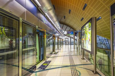 Metro vagonuna iniyor.
