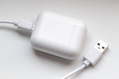 Pencerenin pervazında müzik kulaklıkları olan beyaz kutu..