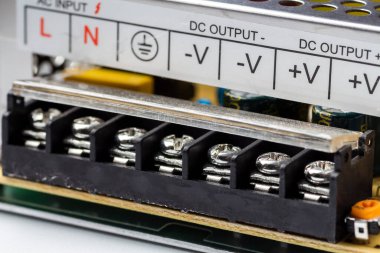 Kabloların elektrik ekipmanlarına bağlı olduğu yer..