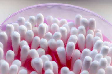 Açık plastik ambalajda kırmızı kulak yapışır..