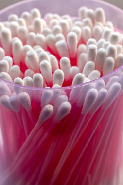 Açık plastik ambalajda kırmızı kulak yapışır..