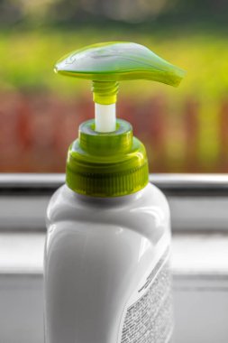 Plastik şişedeki dezenfektan yakın plan..