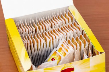 Kutuyu siyah çayla yakın plan aç..