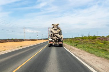 Beton karıştırıcı yolda, inşaat alanına beton taşıyor..