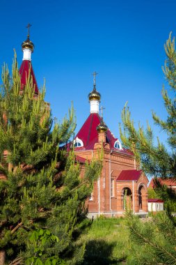 Ortodoks kilisesinin kubbesindeki altın haç..