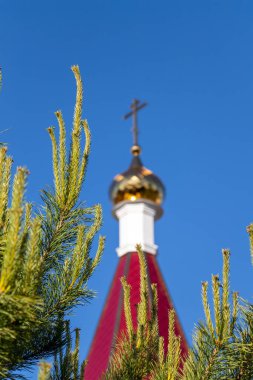 Ortodoks kilisesinin kubbesindeki altın haç..