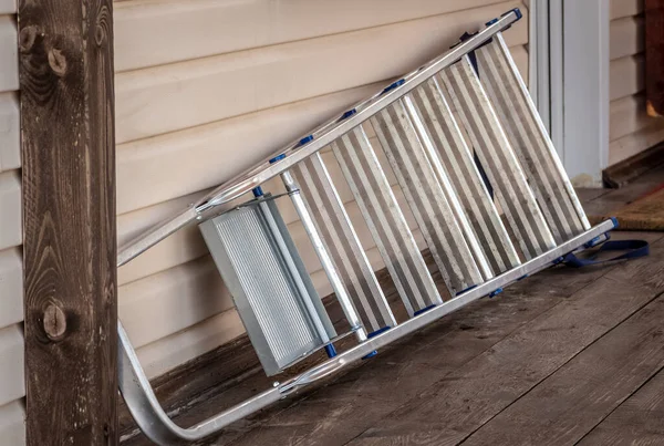 Een Aluminium Trapladder Ligt Veranda — Stockfoto