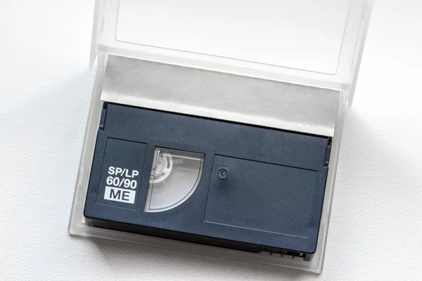 Oude Mini Cassette Een Open Kast Een Witte Vensterbank — Stockfoto