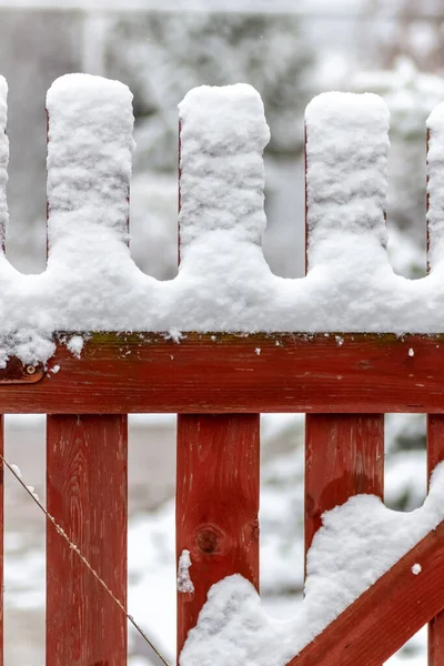 Wiejskie Drewniane Ogrodzenie Pokryte Świeżo Spadającym Śniegiem — Zdjęcie stockowe