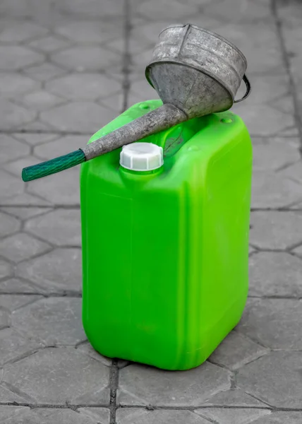 Bote Plástico Verde Con Gasolina Embudo Para Llenar — Foto de Stock