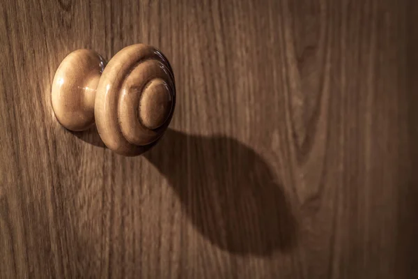 Maniglia Legno Una Porta Legno Sua Ombra Primo Piano — Foto Stock