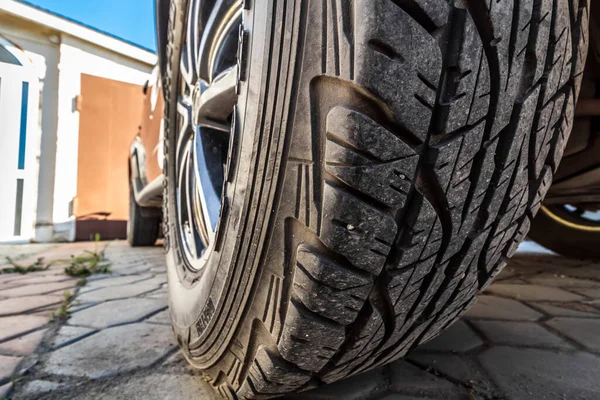 Pisada Una Rueda Coche Todoterreno Pie Patio Trasero Primer Plano —  Fotos de Stock