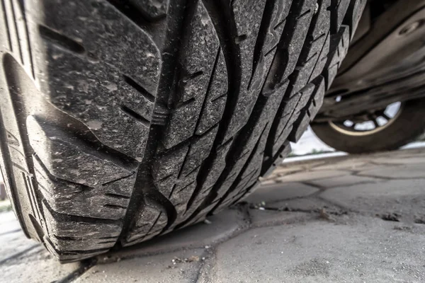 Tread Wheel Road Car Standing Back Yard Closeup — Stock Photo, Image