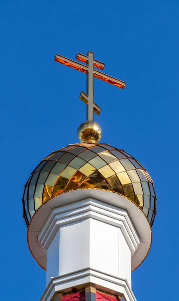 正教会のドーム上の黄金の十字架クローズアップ — ストック写真