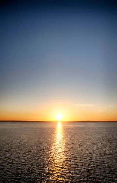 Hermosa Puesta Sol Sobre Superficie Gran Mar — Foto de Stock