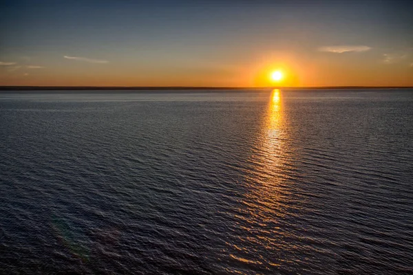 Schöner Sonnenuntergang Über Der Oberfläche Eines Großen Meeres — Stockfoto