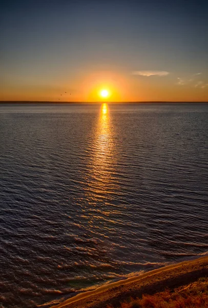 Schöner Sonnenuntergang Über Der Oberfläche Eines Großen Meeres — Stockfoto