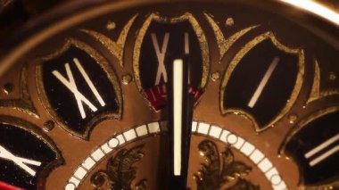 Saat tam 12 'de durdu..