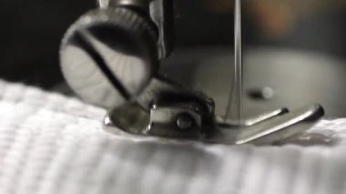 Dikiş makinesinin iğnesi..