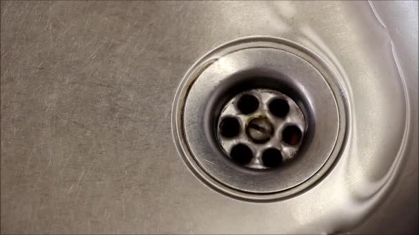 Water leaked into the drain in the kitchen sink — Stock Video