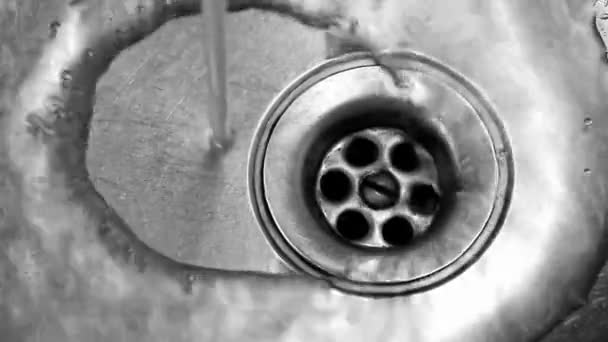Вода текла в канализацию в кухонной раковине — стоковое видео