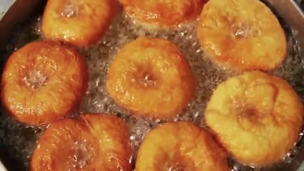 Çörekler Kızartma Tavasında Yağda Kızartılır — Stok video