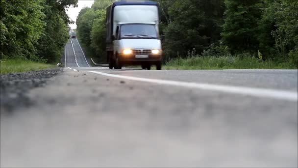 トラックは田舎道を素早く通り過ぎる — ストック動画