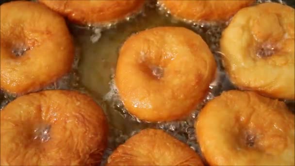 Donuts worden gebakken in olie — Stockvideo