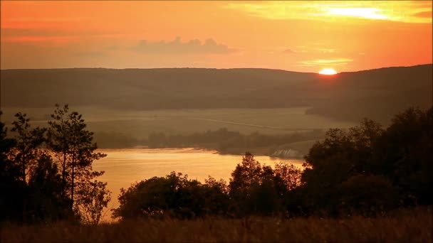 Schöne Abendlandschaft Wenn Die Sonne Über Dem Horizont Untergeht — Stockvideo