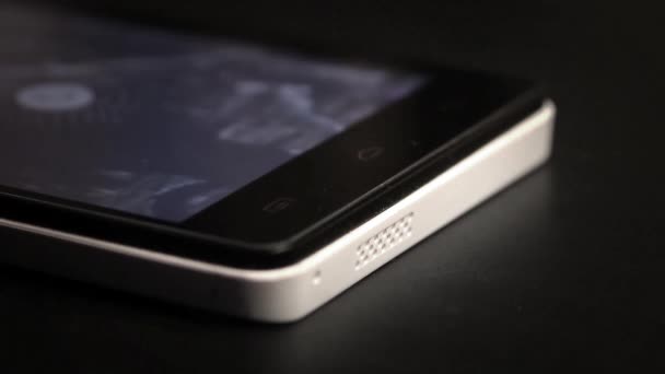 Smartphone Blanc Vibre Près Une Table Noire — Video