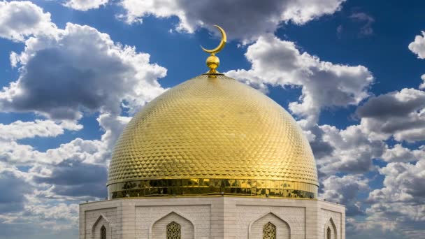 Cúpula Dorada Mezquita Sobre Fondo Azul Cielo Nubes — Vídeo de stock