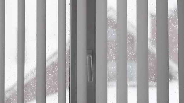 Сніг Падає Тлі Вікна Приватного Будинку — стокове відео