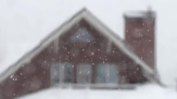 Nieve Cae Fondo Ventana Una Casa Privada — Vídeos de Stock