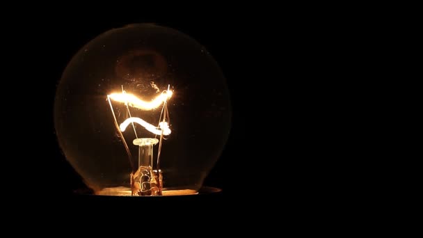 暗い背景に古い電球のクローズアップ — ストック動画
