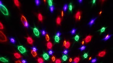 Işıltılı bir disko topu parlak renklerle parıldıyor..