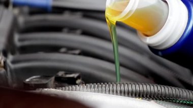 Motor yağını teneke kutudan motora dolduruyorum..
