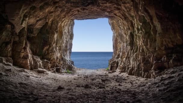 在海洋和蓝天表面的背景上拍摄洞穴的飞行镜头 — 图库视频影像