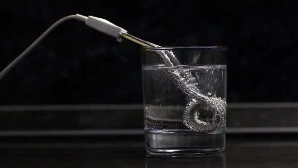 Нагрівальна Котушка Нагріває Воду Склянці Кипіння — стокове відео