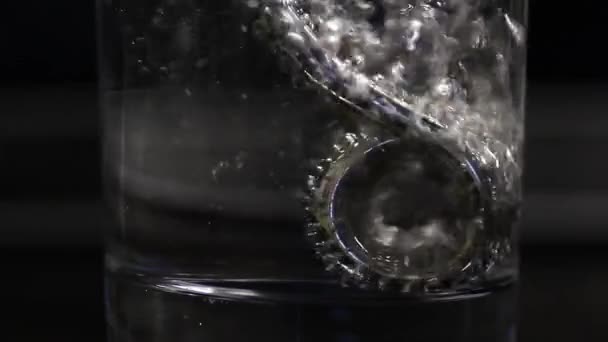 Нагрівальна Котушка Нагріває Воду Склянці Кипіння — стокове відео