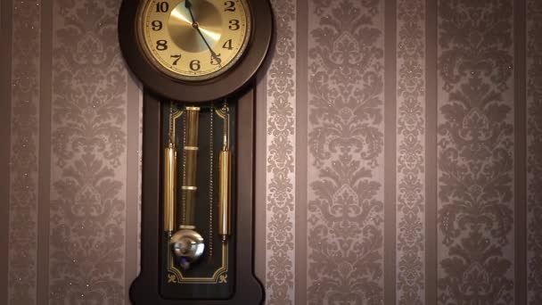 带有钟摆特写的古董壁钟 — 图库视频影像