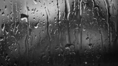 Yağmurlu bir günde bardağa su damlıyor..