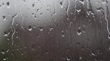 Pencerede yağmur damlaları