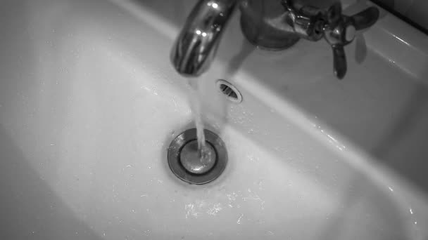 Close Zicht Van Waterstromen Uit Een Kraan Badkamer — Stockvideo