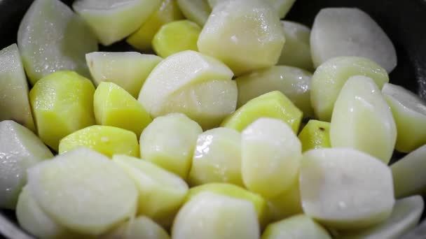 Primer Plano Las Patatas Con Las Hierbas Cacerola Durante Freír — Vídeos de Stock