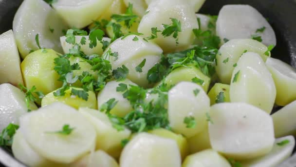 Primer Plano Las Patatas Con Las Hierbas Cacerola Durante Freír — Vídeos de Stock