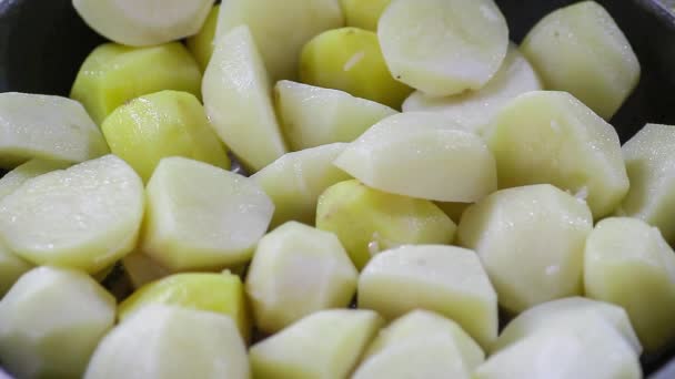 油炸土豆与香草在平底锅中的近距离接触 — 图库视频影像