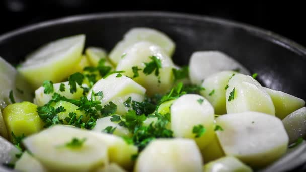 Close Van Aardappelen Met Kruiden Een Pan Tijdens Het Bakken — Stockvideo